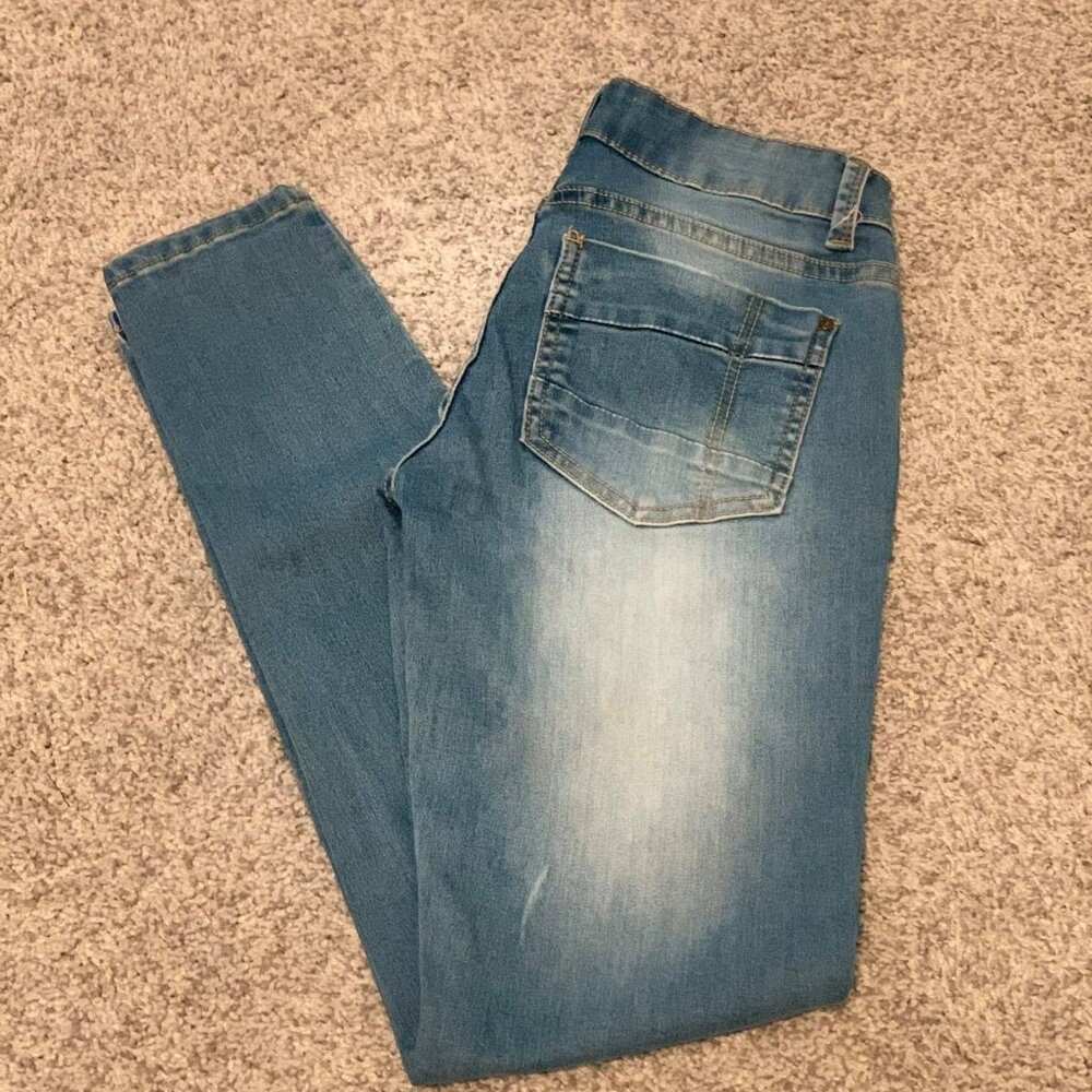 New Gently Worn Women's 365 Denim Lightly Faded Skinny Jeans